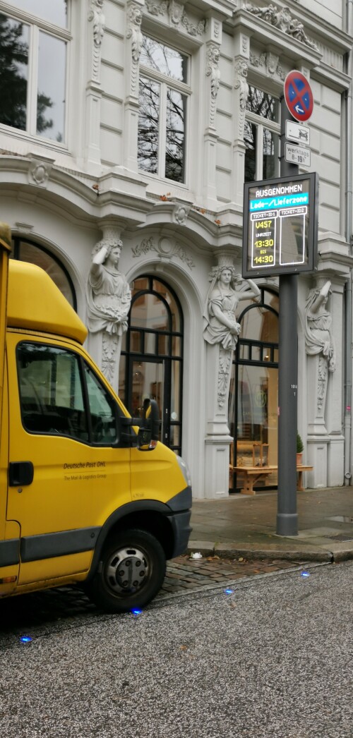 In Hamburg wird der Lieferverkehr über smarte Liefer- und Ladezonen (SmaLa) abgewickelt. SmaLa ist ein virtuelles Buchungssystem, mit dem der registrierte Lieferverkehr (Paketdienstleister, Kuriere, Stückguttransporteure) eine Lieferzone reservieren kann. Die ersten vier Liefer- und Ladezonen sind absolute Halteverbotszonen, an denen digitale Schilder anzeigen, welche Lieferfahrzeuge zu welcher Zeit hier gebucht haben und damit vom absoluten Halteverbot ausgenommen sind. Die Zonen sind mit Bodensensoren ausgestattet, damit die Auslastung der Lieferzonen überwacht werden kann. Zusätzlich wurden Leuchtmarkierungen angebracht. In einem zweiten Schritt sollen physische Barrieren (versenkbare Bodenpoller) verwendet werden.