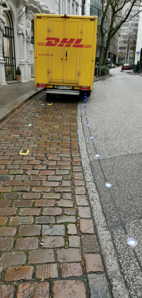 In Hamburg wird der Lieferverkehr über smarte Liefer- und Ladezonen (SmaLa) abgewickelt. SmaLa ist ein virtuelles Buchungssystem, mit dem der registrierte Lieferverkehr (Paketdienstleister, Kuriere, Stückguttransporteure) eine Lieferzone reservieren kann. Die ersten vier Liefer- und Ladezonen sind absolute Halteverbotszonen, an denen digitale Schilder anzeigen, welche Lieferfahrzeuge zu welcher Zeit hier gebucht haben und damit vom absoluten Halteverbot ausgenommen sind. Die Zonen sind mit Bodensensoren ausgestattet, damit die Auslastung der Lieferzonen überwacht werden kann. Zusätzlich wurden Leuchtmarkierungen angebracht. In einem zweiten Schritt sollen physische Barrieren (versenkbare Bodenpoller) verwendet werden.