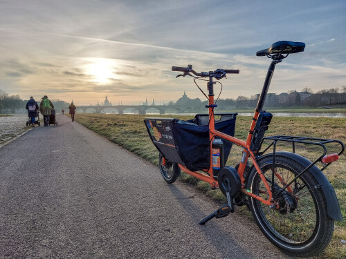 Lastenrad Luise der freien Lastenräder des ADFC Dresden auf dem Elberadweg kurz vor Sonnenuntergang im Februar