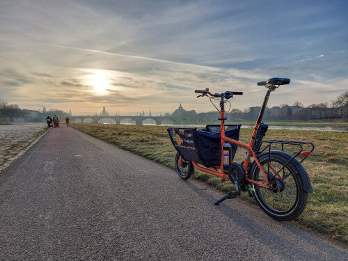 Lastenrad Luise der freien Lastenräder des ADFC Dresden auf dem Elberadweg kurz vor Sonnenuntergang im Februar