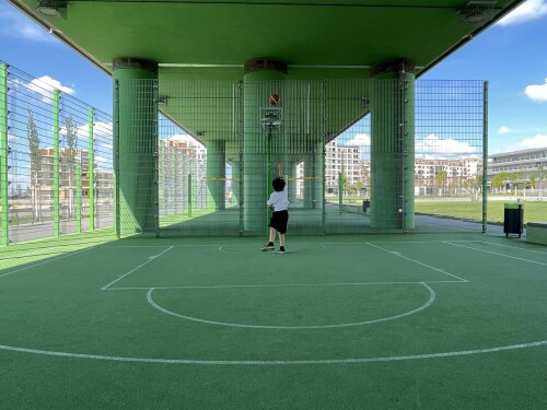 Wien-Seestadt, Spiel- und Sportanlagen unter U-Bahntrasse