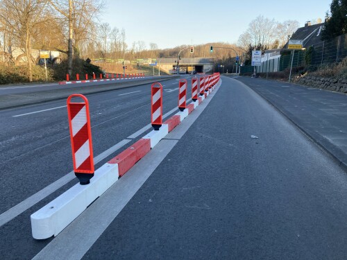 K49-Westring-Radfahrstreifen-mit-Schutzborden.jpeg