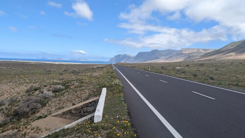 Typische Landstraße auf Lanzarote mit regelmäßiger Nutzung von Rennrädern.