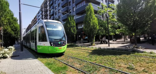 Avenida_Gasteiz-strassenbahn-rasengleis-vitoria-gasteiz.jpeg