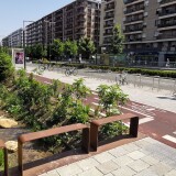 Avenida_Gasteiz-wasserlauf-zweirichtungsradweg-bushaltestelle-blau-gruene-hauptstrasse-vitoria-gasteiz