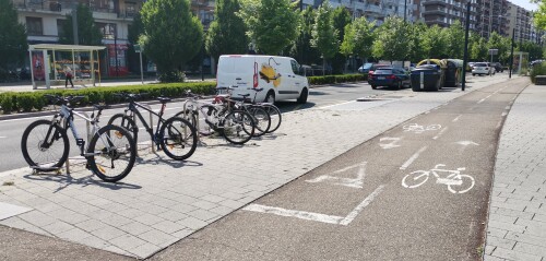 Die Avenida de Gasteiz ist eine vierstreifige Hauptstraße im Westen der spanischen Stadt Vitoria-Gasteiz. Die Straße wurde hinsichtlich aktueller Anforderungen in den Bereichen Mobilität, biologische Vielfalt, Wasser, Energie und öffentlicher Raum umgestaltet. Die notwendigen Flächen für einen 5 m breiten Gehweg, beidseitige Zweirichtungsradwege, blau-grüne Elemente wie bspw. das Freilegen des Baches Batán und die Pflanzung von Bäumen und Büschen wurden u.a. durch das Aufheben des straßenbegleitenden Parkens gewonnen.