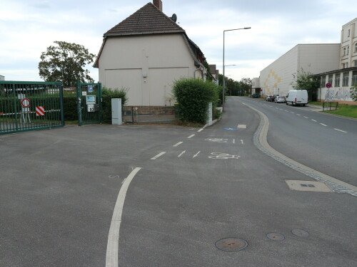 IMG_5183__Zweirichtungsradweg_Hafenstrasse_Kassel_Einfahrt_und_Engstelle_Bild_Dirk_Schmidt_07_2023.jpg